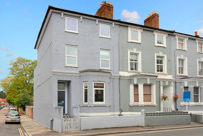 2 Bedroom Flat To Rent In Hampton Road, Hampton Hill, Hampton, TW12