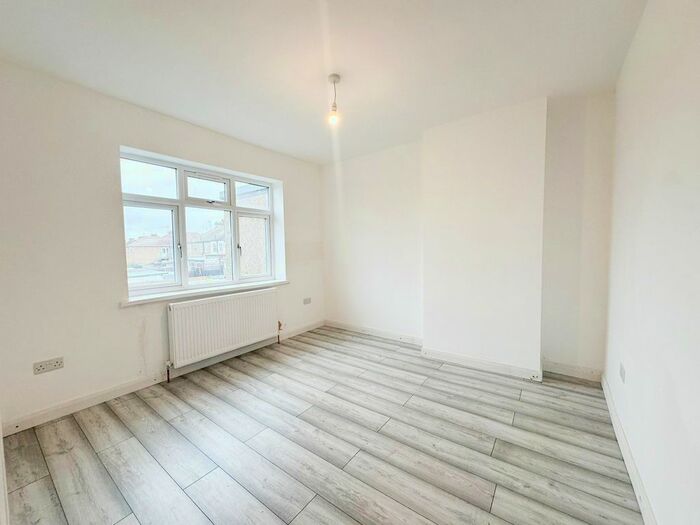 3 Bedroom Semi-Detached House To Rent In Carterhatch Road, Enfield, EN3