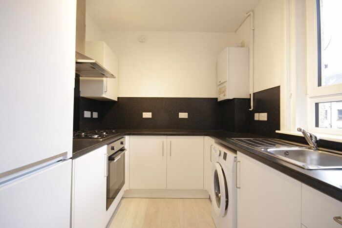 2 Bedroom Flat To Rent In L – Loganlea Drive, Edinburgh, EH7