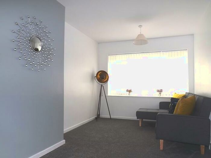 3 Bedroom Semi-Detached House To Rent In Sandstone Avenue, Wincobank, S9