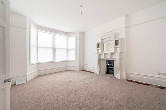 4 Bedroom Semi-Detached House To Rent In Holden Road, Woodside Park, London, N12