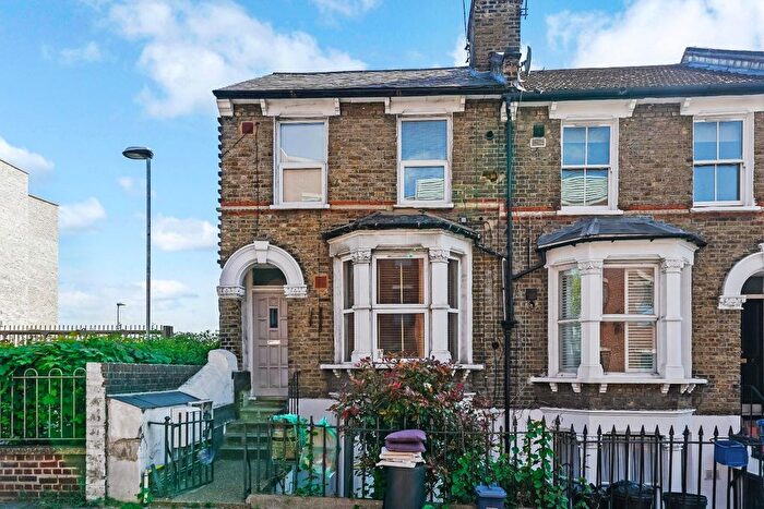 2 Bedroom Flat To Rent In Kenworthy Road, London, E9