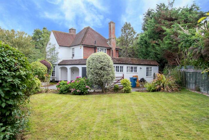 4 Bedroom Detached House To Rent In Woodhall Gate, Pinner, HA5