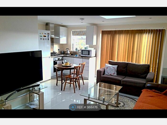 2 Bedroom Bungalow To Rent In Brookfields Ave, Mitcham, CR4