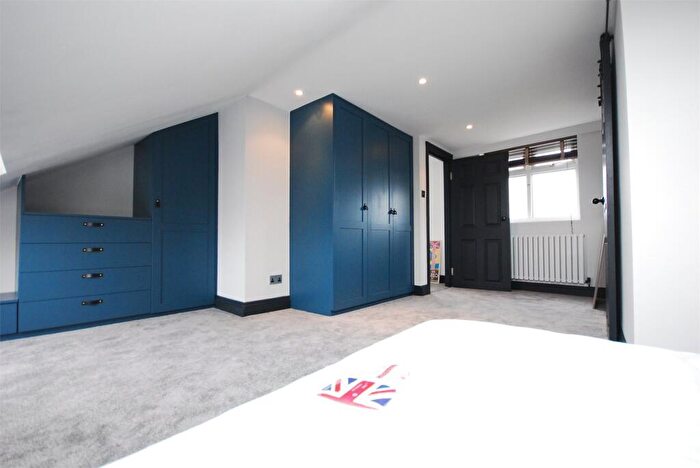 2 Bedroom Maisonette To Rent In Boundaries Road, Balham, SW12