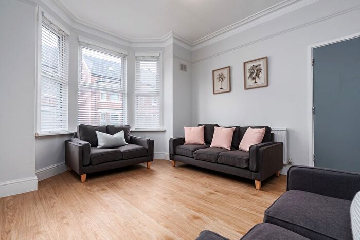 6 Bedroom Property To Rent In Kimbolton Avenue, Nottingham, NG7