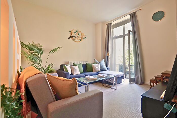 2 Bedroom Flat For Sale In Queens Gardens, London, W2