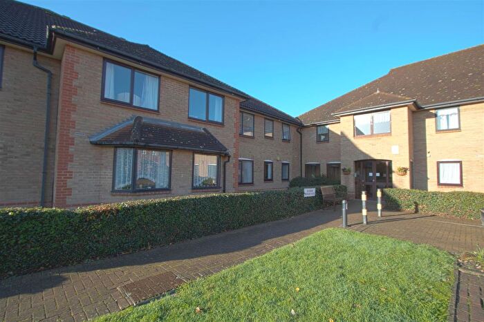 2 Bedroom Flat For Sale In Queens Park Avenue, Billericay, CM12