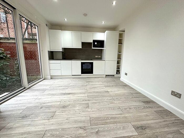 2 Bedroom Flat To Rent In Lime Grove, Shepherd's Bush, London, W12