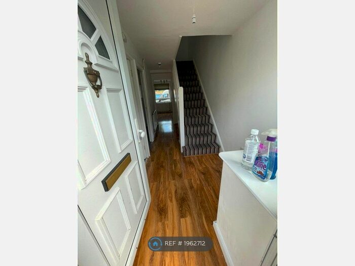 3 Bedroom Flat To Rent In High Road, London, N11