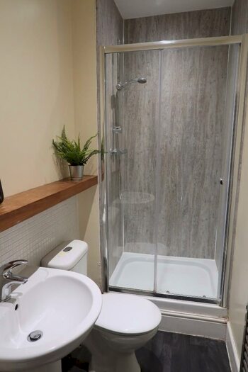 5 Bedroom House To Rent In Oakhurst Road, SO17