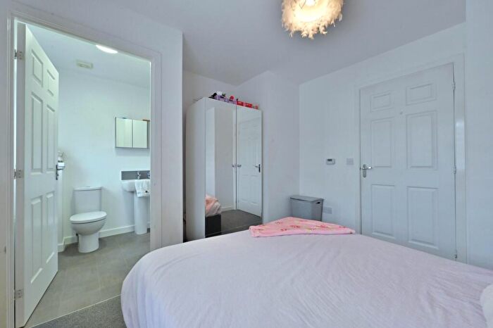 3 Bedroom End Of Terrace House For Sale In Craigmuir Drive, Bishopton, PA7