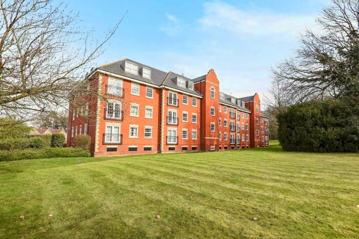 2 Bedroom Flat To Rent In Wokingham, Berkshire, RG40