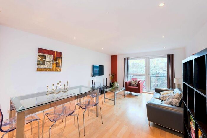 3 Bedroom Flat To Rent In Vauxhall Bridge Road, Pimlico, London, SW1V