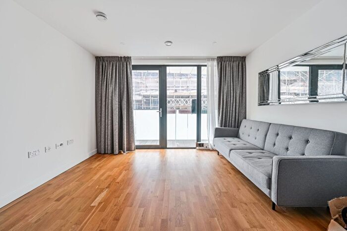 2 Bedroom Flat To Rent In Hawthorne Crescent, Greenwich, London, SE10