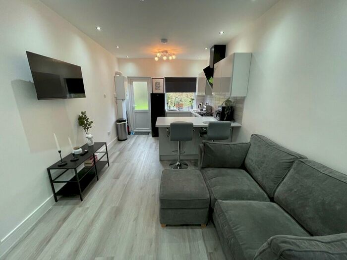 1 Bedroom Flat To Rent In Hermon Hill, London, E18