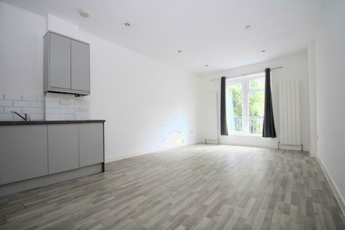 2 Bedroom Flat To Rent In Foxley Lane, Purley, CR8