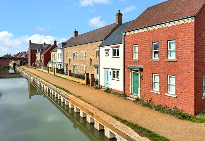 3 Bedroom Semi-Detached House For Sale In Mattocks Path, Swindon, SN1