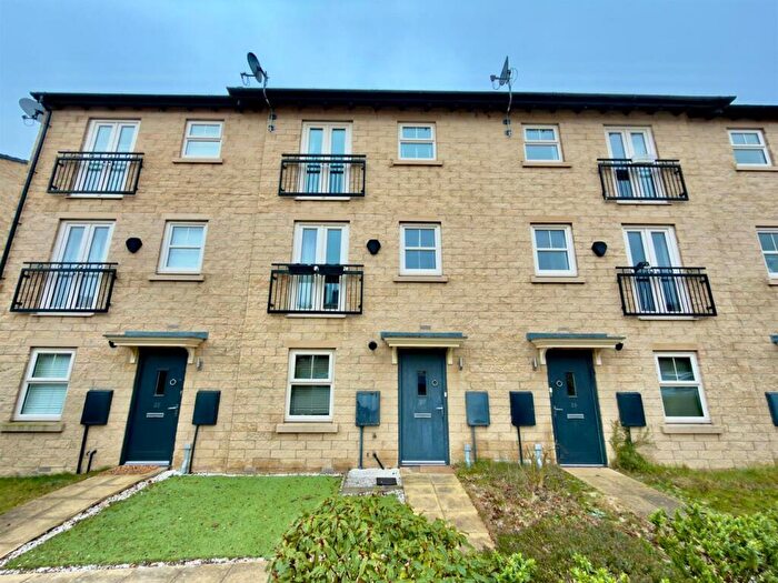 2 Bedroom Town House To Rent In Holts Crest Way, Leeds, LS12