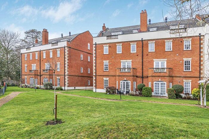 1 Bedroom Flat To Rent In Queens Reach, East Molesey, KT8