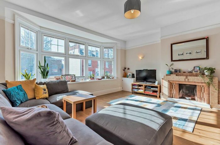 3 Bedroom Flat To Rent In Broad Street, Wokingham, RG40