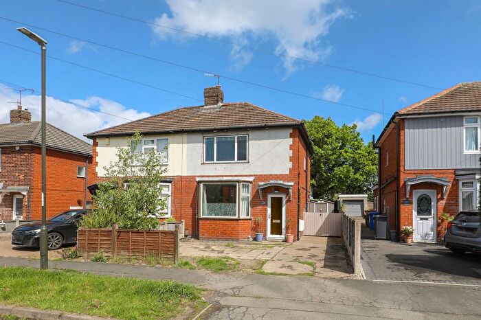 3 Bedroom Semi-Detached House For Sale In Rayleigh Avenue, Brimington, S43