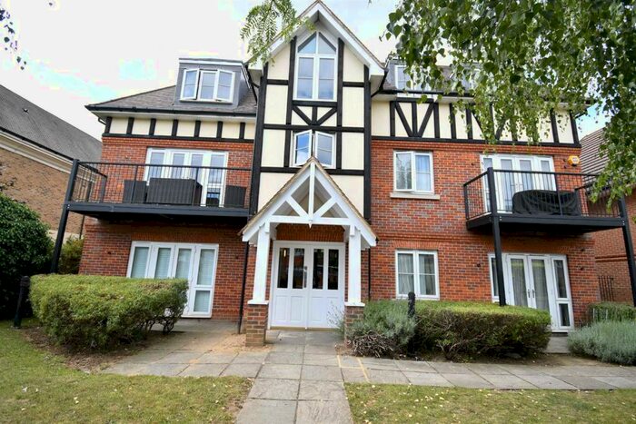 1 Bedroom Flat To Rent In Royal Court, Holders Hill Road, Mill Hill, NW7