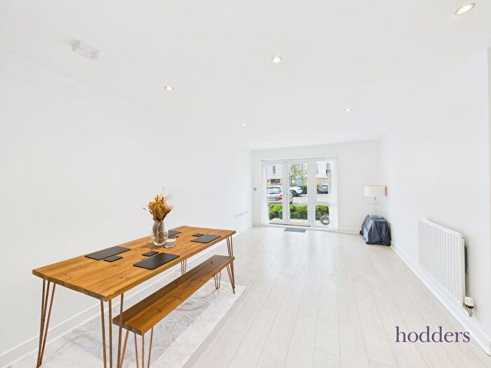 2 Bedroom Flat For Sale In Hawker Drive, Addlestone, Surrey, KT15