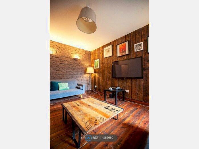 9 Bedroom Semi-Detached House To Rent In Ladybarn Lane, Manchester, M14