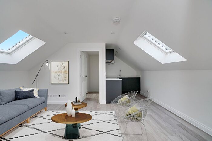 1 Bedroom Flat To Rent In Walton Road, West Molesey, Surrey, KT8