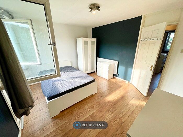 3 Bedroom Flat To Rent In John Barnes Walk, London, E15