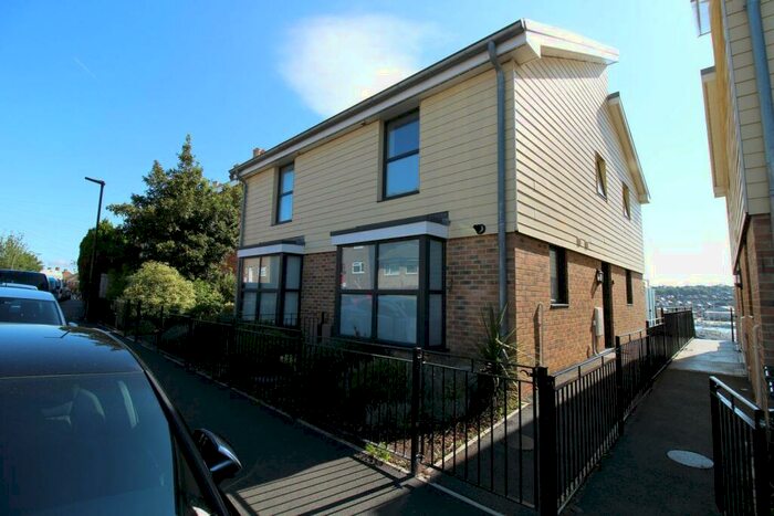 3 Bedroom Semi-Detached House To Rent In Arctic Road, Cowes, PO31