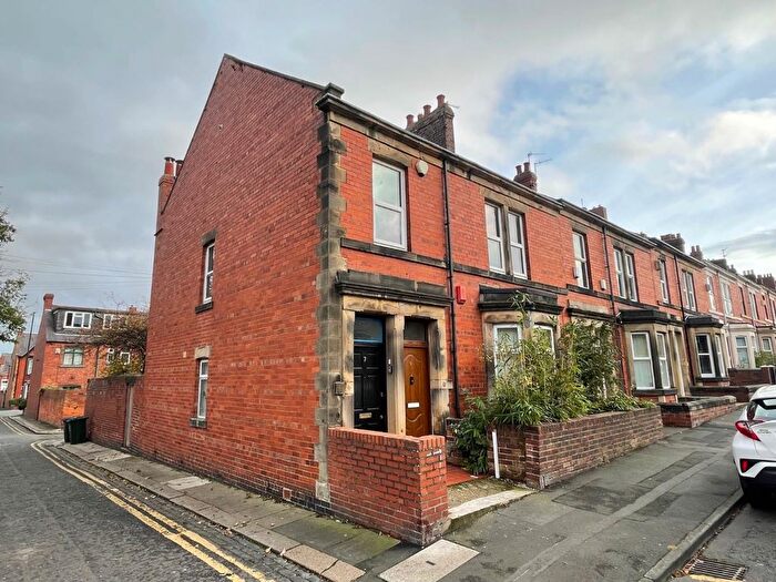 3 Bedroom Flat To Rent In Wingrove Gardens, Newcastle Upon Tyne, NE4