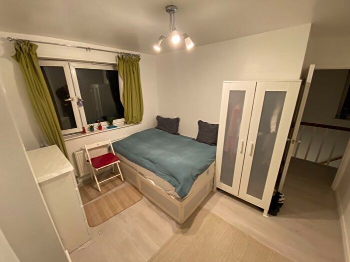 5 Bedroom Flat To Rent In Strathan Close, London, SW18