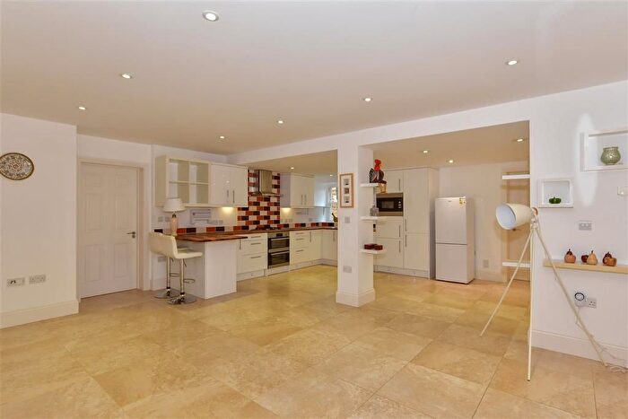 3 Bedroom Flat For Sale In Nevill Park, Tunbridge Wells, Kent, TN4