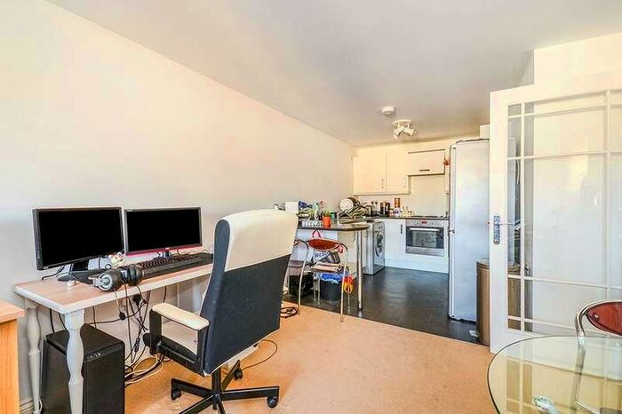 1 Bedroom Flat To Rent In 128 Milton Road, Southsea, PO4