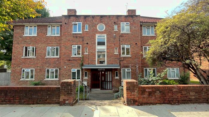 3 Bedroom Flat To Rent In Ricards Road, London, SW19