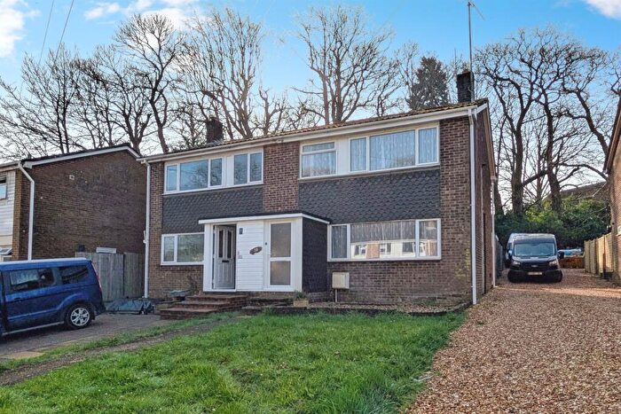 3 Bedroom Semi Detached House To Rent In Spinney Dale, SO45