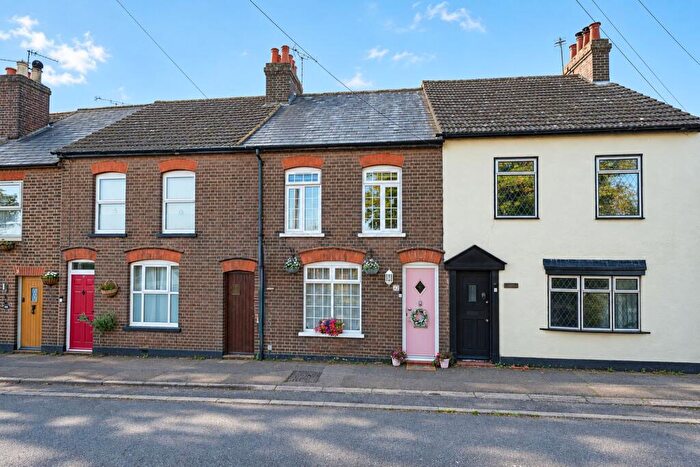 3 Bedroom Terraced House For Sale In Church Road, Slip End, LU1