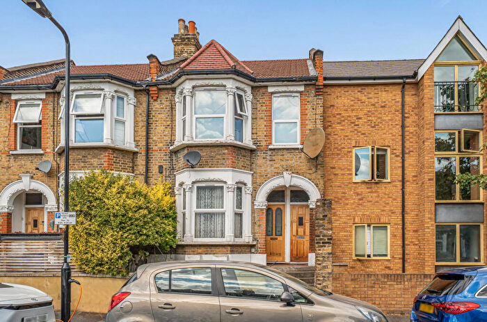 2 Bedroom Apartment For Sale In Huxley Road, London, E10