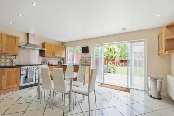 5 Bedroom Detached House To Rent In Slough, Berkshire, SL3