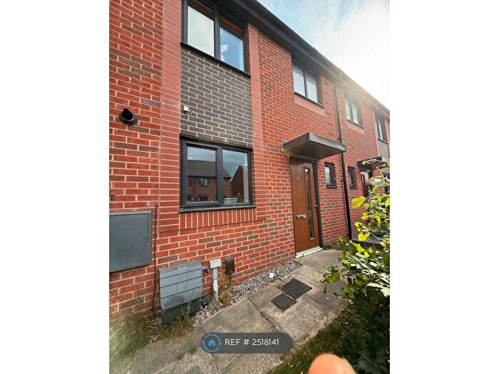 3 Bedroom Terraced House To Rent In Blossom Way, Salford, M6