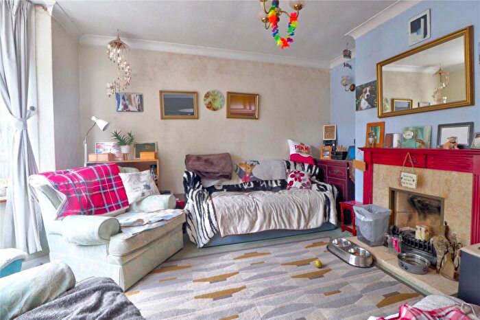 3 Bedroom Detached House For Sale In Grays Road, Farncombe, Godalming, Surrey, GU7