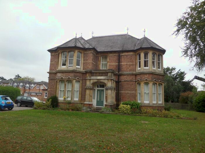 1 Bedroom Flat To Rent In Rear Flat, Park House, Leamington Spa, CV32