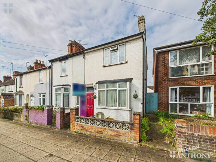 2 Bedroom End Of Terrace House For Sale In Park Street, Aylesbury, Buckinghamshire, HP20