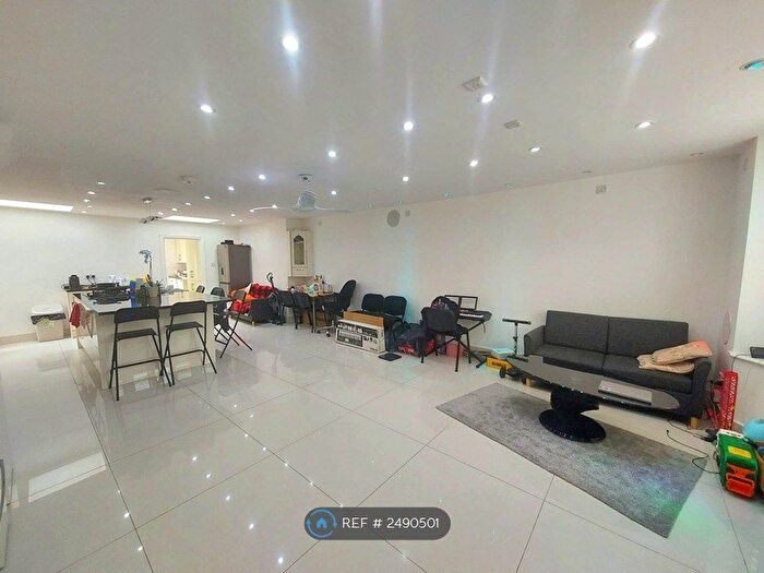 4 Bedroom Semi-Detached House To Rent In St. Davids Drive, Edgware, HA8