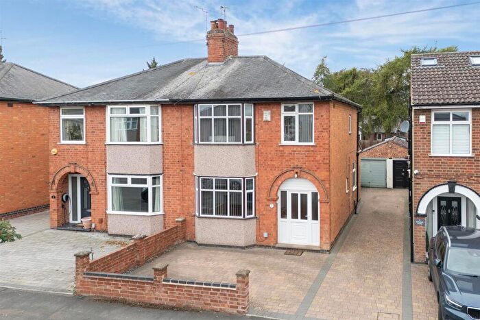 3 Bedroom Semi-Detached House For Sale In Shenstone Avenue, Rugby, CV22