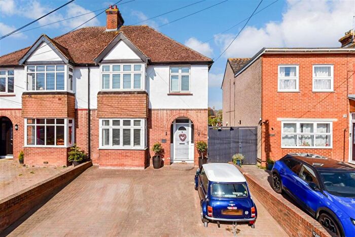 3 Bedroom Semi-Detached House For Sale In Birling Road, Snodland, Kent, ME6