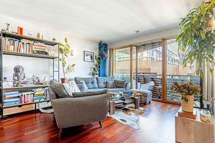 2 Bedroom Apartment For Sale In Poole Street, London, N1