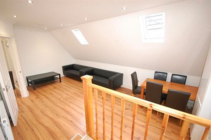 3 Bedroom Flat To Rent In Bethune Road, Stamford Hill, London, N16